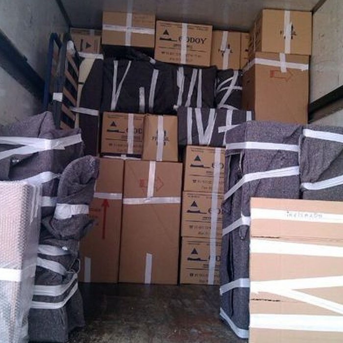 camión lleno de cajas y muebles embalados