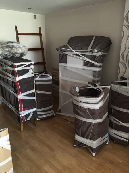 muebles embalados dentro de un piso