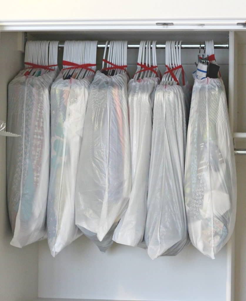 ropa en perchas envuelta y lista para una mudanza